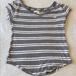 white and gray striped t shirt
